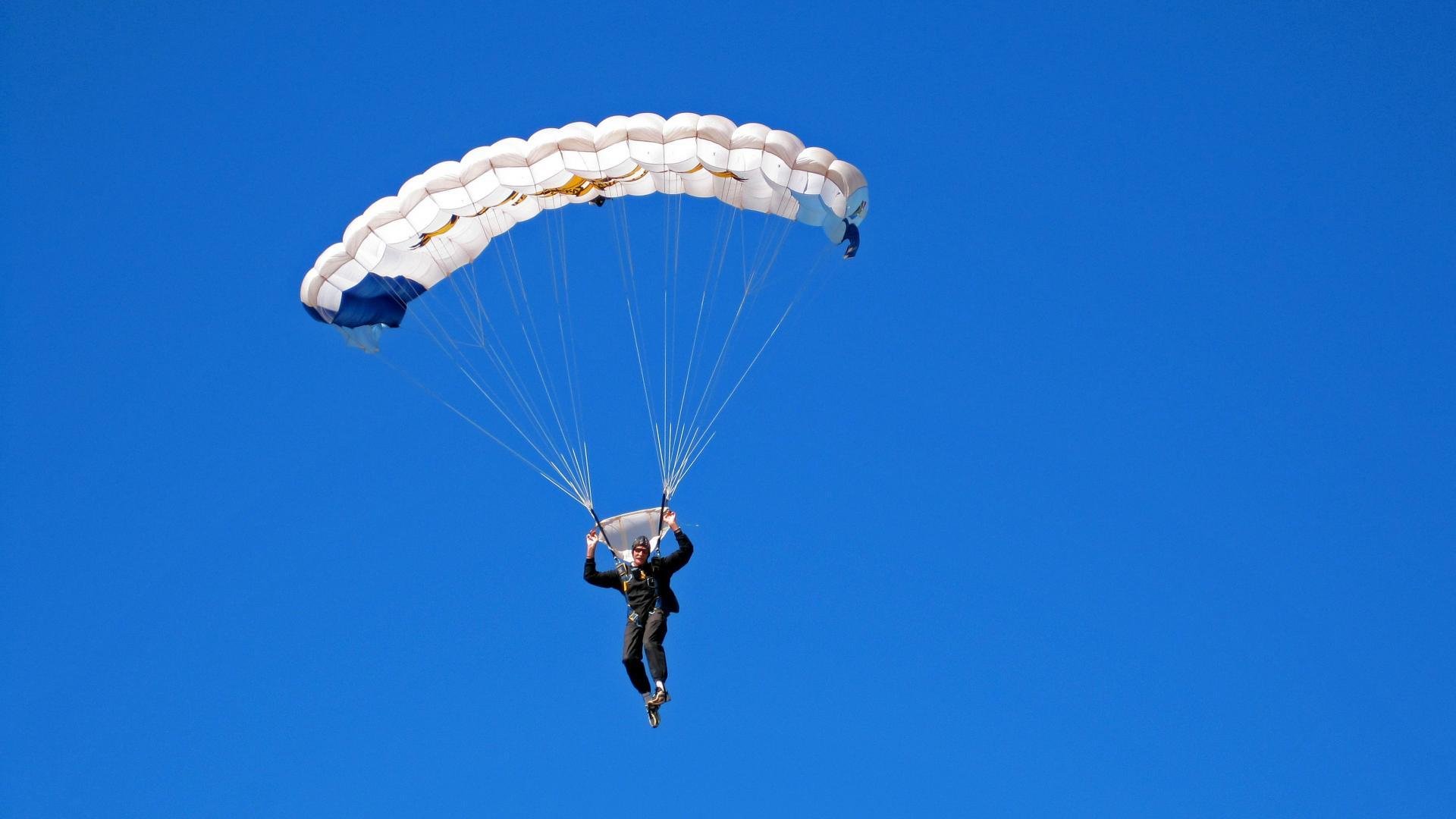 xingkong.com-球员在赛后呼吁球迷继续支持球队前进，球迷们正在为队员们加油鼓劲